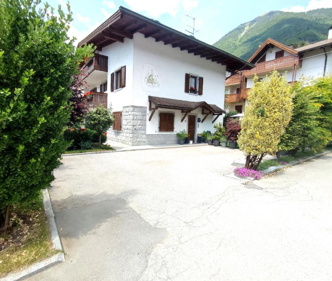 Appartamento Con Giardino Carisolo Exterior photo